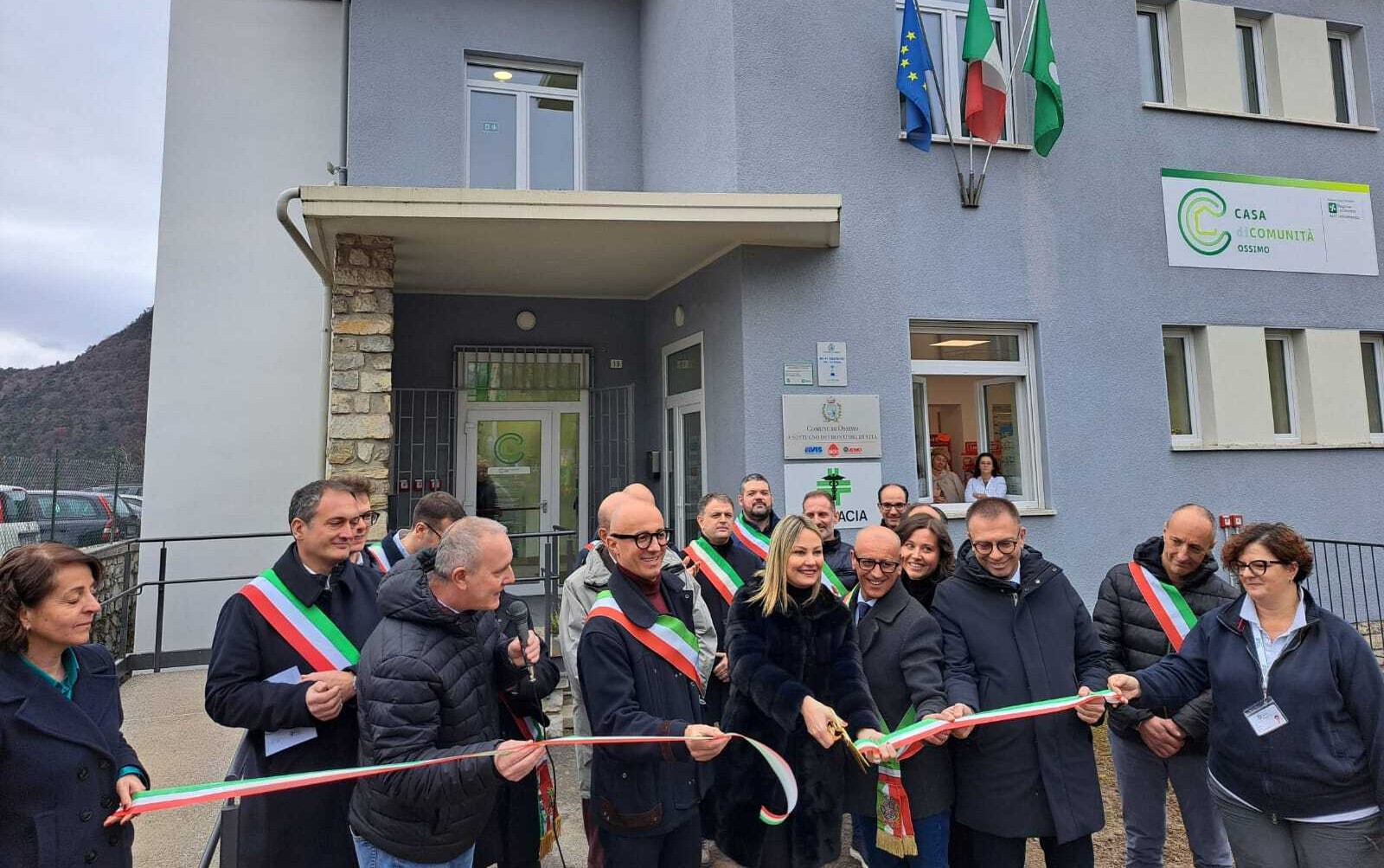 Fotografia del taglio del nastro alla presenza di Direttori sanitari, sindaci e responsabili dei servizi